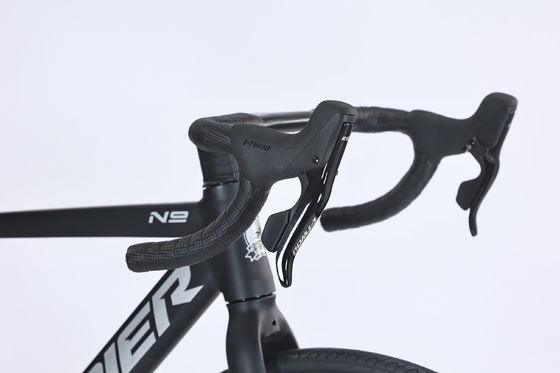 Bicicleta de carretera de carreras de 18 velocidades que ofrece el sistema de frenado SHIMANO BR-R7020 y pedales automáticos incluidos, perfecta para ciclistas serios