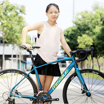 Bicicleta de carretera aerodinámica de marco de carbono construida con SKD 85 por ciento de ensamblaje que proporciona una excelente transferencia de potencia y una resistencia reducida