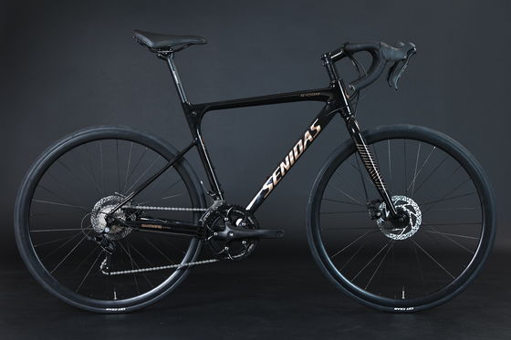 Bicicleta de carretera de soldadura de fibra de carbono 700C 2 * 9s 1 * 9s AL Marco Buena forma AL Hub Y 10kg
