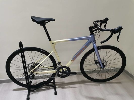 Bicicleta de carretera de soldadura de fibra de carbono 700C 2 * 9s 1 * 9s AL Marco Buena forma AL Hub Y 10kg