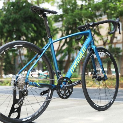 700C Bicicleta de carretera de marco duro de 18 velocidades Material del marco de aleación de aluminio 10,5 kg Peso