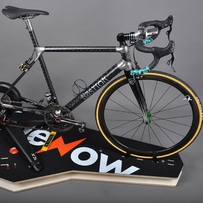 Tabla de entrenador eléctrico portátil negra para equipos de entrenamiento de ciclismo en interiores