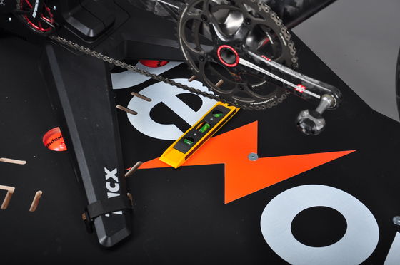 Tabla de entrenador eléctrico portátil negra para equipos de entrenamiento de ciclismo en interiores