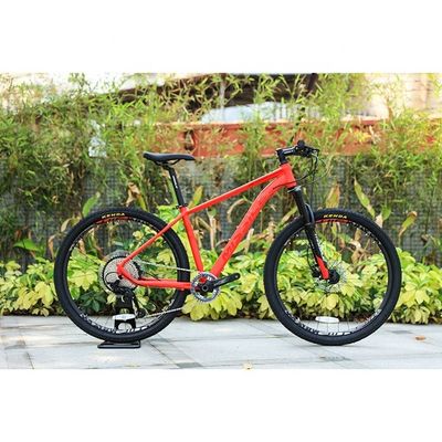 Bicicleta de montaña de freno de aceite de 11 velocidades duradera con alto rendimiento de costo y pedal ordinario