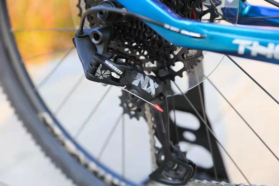 Bicicleta de montaña asequible de 11 velocidades con suspensión de tenedor y amortiguador no trasero de marco duro
