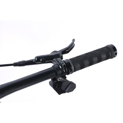 Bicicleta de montaña de fibra de carbono equipada con freno de disco hidráulico y tenedor de suspensión de acero