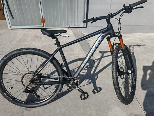 Bicicleta de montaña deportiva de marco de aleación que ofrece una silla cómoda y un tenedor rígido diseñado para manejar fácilmente terrenos accidentados